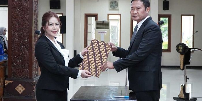 Bupati Lamongan Yuhronur Efendi menunjukkan berita acara pelantikan Nur Rahmawati sebagai Direktur Utama BPR Bank Daerah Lamongan (BDL).