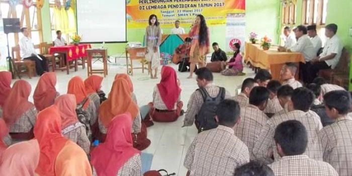 Kreativitas pelajar SMAN I Pace mengisi kegiatan Roadshow Dinsos P3A Kabupaten Nganjuk. foto: BAMBANG DJ/ BANGSAONLINE