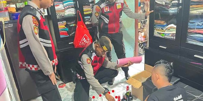 razia-pekat-polres-probolinggo-tangkap-penjual-miras-ilegal-dan-amankan-belasan-botol