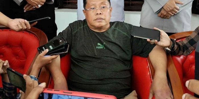 Wali Kota Blitar, Santoso, saat memberi keterangan kepada awak media terkait perampokan yang dialaminya.