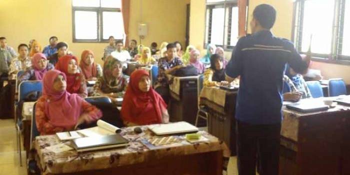SERIUS: Para petugas perpus sekolah saat menerima materi workshop. foto: udin/ BANGSAONLINE