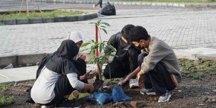 gugur-gunung-8-0-mahasiswa-hingga-alumni-its-tanam-2-100-pohon