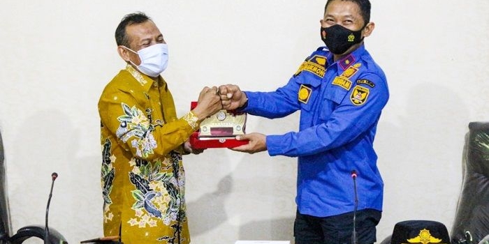 Ketua Komisi A DPRD Kabupaten Lamongan, Ali Makhfudl (kiri) saat menyerahkan cenderamata mata kepada Kepala Satpol PP Kota Kediri, Eko Lukmono. foto: ist.