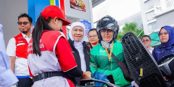 momentum-hari-kartini-gubernur-khofifah-beri-bbm-gratis-untuk-ojol-di-malang