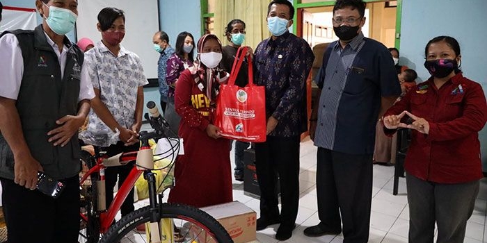 Plt Kepala Dinsos Kota Kediri, Ferry Djatmiko, saat menyerahkan bantuan kepada salah satu penyandang disabilitas. Foto: Ist