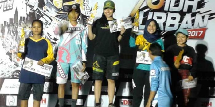 Para juara Urban Downhill Trenggalek di kelas rider women saat di atas podium. foto: HERMAN/ BANGSAONLINE