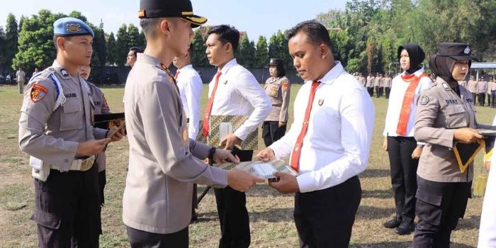 kapolres-madiun-beri-apresiasi-ke-anggota-berprestasi