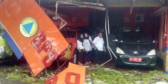 Kepala BPBD Gresik Tarso Sagito ketika melihat kantornya rusak tertimpa pohon. foto: SYUHUD/ BANGSAONLINE