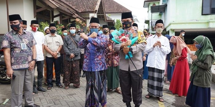 Kapolda Jawa Timur, Irjen Pol Dr. Nico Afinta saat berkunjung ke Pondok Pesantren Sabilurrosyad, Gasek, Kota Malang, Jum
