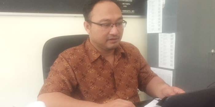 Anggota Komisioner KPU Kabupaten Kediri Bidang Perencanaan dan Data Eka Wisnu Wardana saat mencermati DPS di ruang kerjanya. Foto: ARIF K/BANGSAONLINE