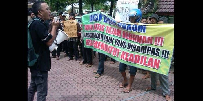Aksi warga saat mendemo kantor BPN, selasa (3/3). (Suwandi/BangsaOnline.com)