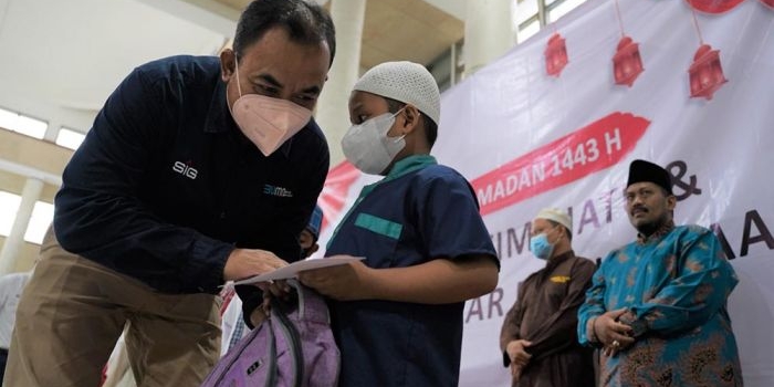 General Manager of CSR SIG, Edy Saraya, saat menyerahkan bantuan kepada anak yatim di Masjid Manba’ul Falah, Gresik.
