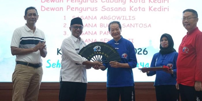 Wakil Wali Kota Kediri Qowim saat menerima cenderamata dari pengurus DPC ATTI Kota Kediri. Foto: Ist. 