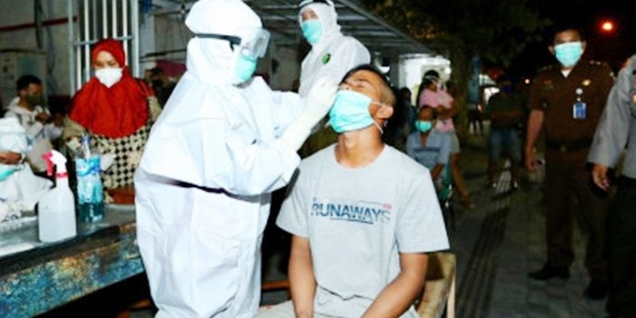 Seorang pemuda tidak pakai masker harus di-swab test antigen.