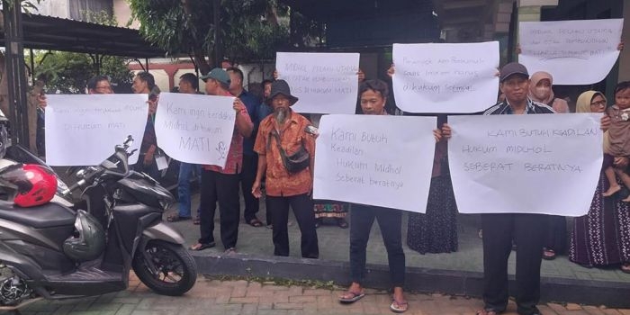 demo-di-pn-gresik-warga-tuntut-otak-perampokan-agen-brilink-dihukum-mati