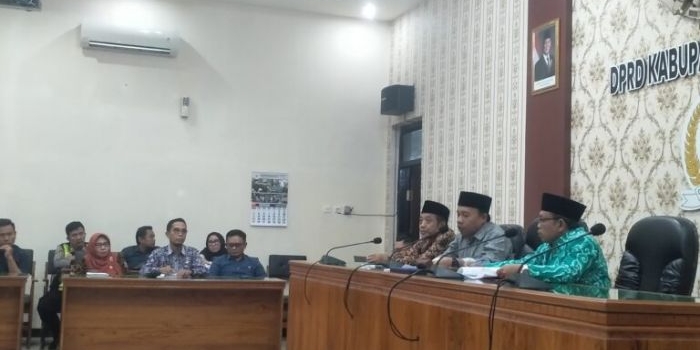 ratusan-anggota-koperasi-madani-datangi-dprd-trenggalek-tuntut-audit-dan-pengembalian-dana