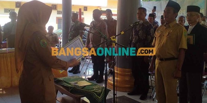 Suasana pelantikan PJ Kepala Desa Ngulan Wetan yang dilakukan Camat Pogalan. Foto: HERMAN SUBAGYO/BANGSAONLINE