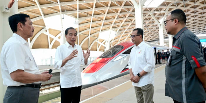 Menteri Perhubungan Budi Karya Sumadi mendampingi Presiden Jokowi saat uji coba Kereta Cepat Jakarta-Bandung (dok. Kemenhub)