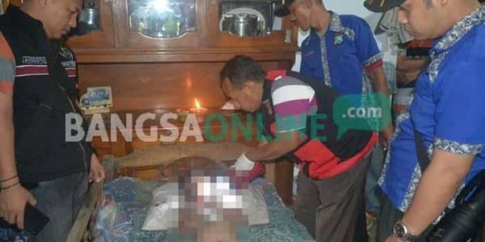 Petugas saat melakukan identifikasi pada jasad korban. foto: dendi martoni/ BANGSAONLINE