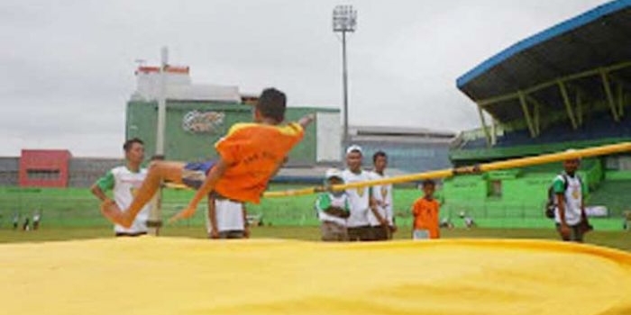 Salah satu peserta lomba lompat tinggi di Kejuaraan PASI Kota Malang.