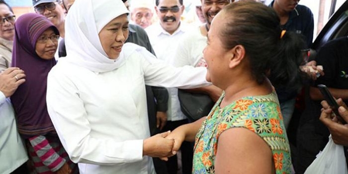 Gubernur Khofifah melakukan peninjauan stok dan harga sembako di Pasar Tanggulangin, Sidoarjo. foto: ist.