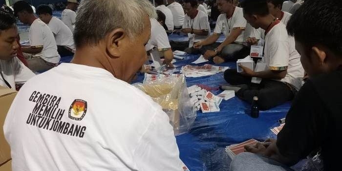 Proses pelipatan dan sortir surat suara pilkada 2024.