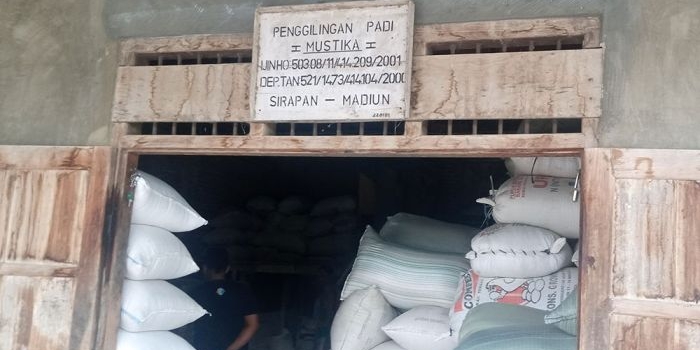 Tempat penggilingan padi yang diambil berasnya oleh pemilik e-warung, Supriani.