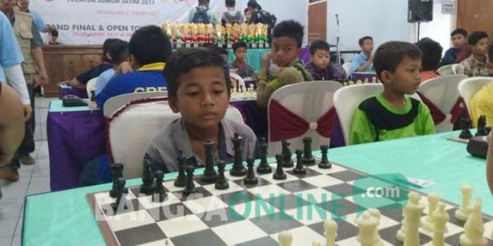 Salah satu atlet catur asal tuban saat bertanding. foto: SUWANDI/ BANGSAONLINE