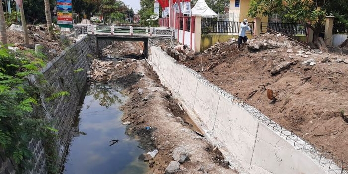 Pekerjaan rehabilitasi irigasi di Grojokan Kecamatan Plandaan, Jombang.