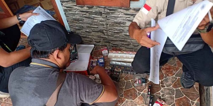 Petugas Satpol PP Kabupaten Malang saat melakukan pemeriksaan.