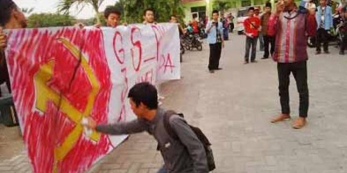 ANTI: Aksi mahasiswa STIT dalam refleksi G30S di depan kampusnya, Rabu (30/9) petang. foto: gunadhi/BANGSAONLINE