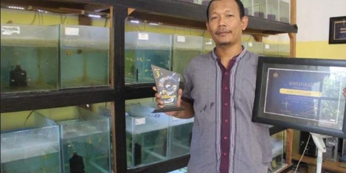 Iwan Kurniawan programmer komputer yang kini beralih profesi sebagai seorang peternak ikan.