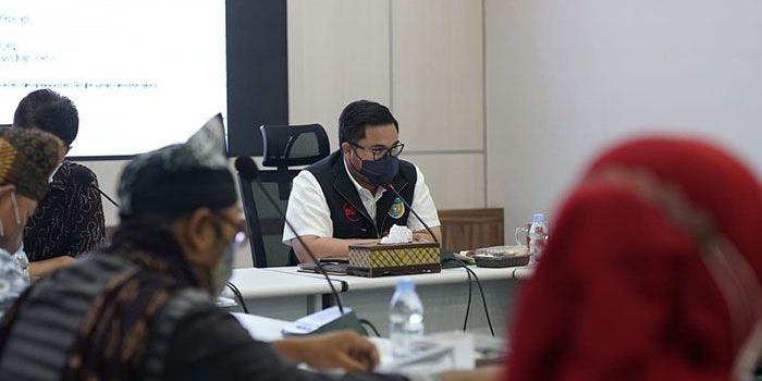Bupati Kediri, Hanindhito Himawan Pramana, saat memimpin rapat persiapan peringatan Hari Jadi Kabupaten Kediri. Foto: Ist