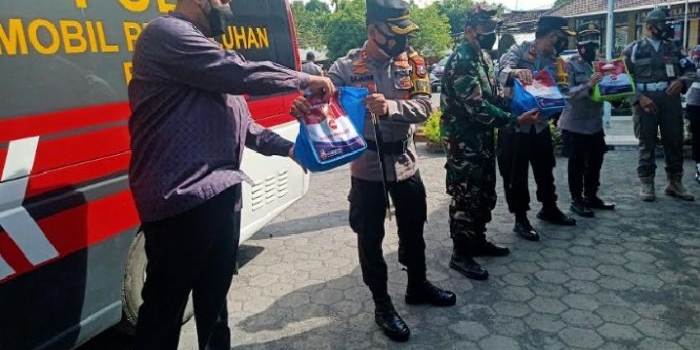 Kapolres Probolinggo Kota, AKBP RM Jauhari, Wali Kota Probolinggo Habib Hadi Zainal Abidin dan Dandim 0820 Probolinggo, Letkol Inf Imam Wibowo secara simbolis menyalurkan bantuan beras bagi terdampak PPKM Darurat