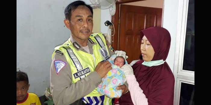 Petugas sedang menggendong bayi laki-laki yang ditemukan warga Tanggulangin, Sidoarjo bersama empat ekor kucing dalam satu kardus.