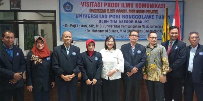 Rektor Unirow beserta jajarannya foto bersama setelah mendapatkan akreditasi B.