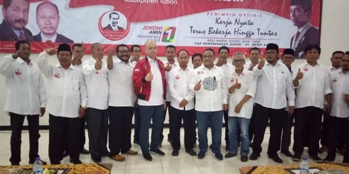 Pengurus DPC Gerakan Arus Bawah Jokowi Tuban saat dilantik.