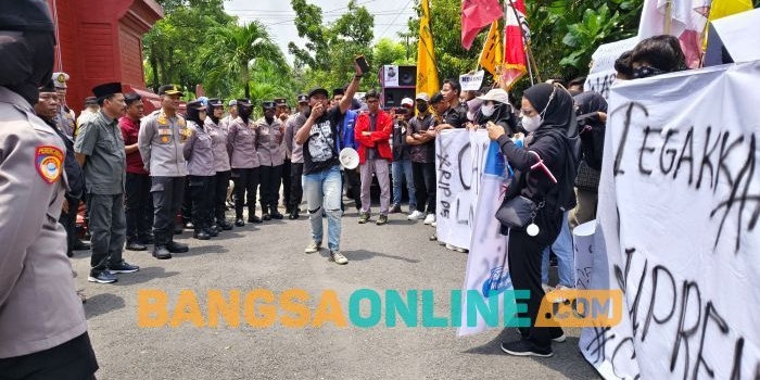 Aliansi Mahasiswa Nganjuk saat menggelar aksi di depan kantor DPRD Setempat. Foto: Rafli Fajri Julianto/BANGSAONLINE