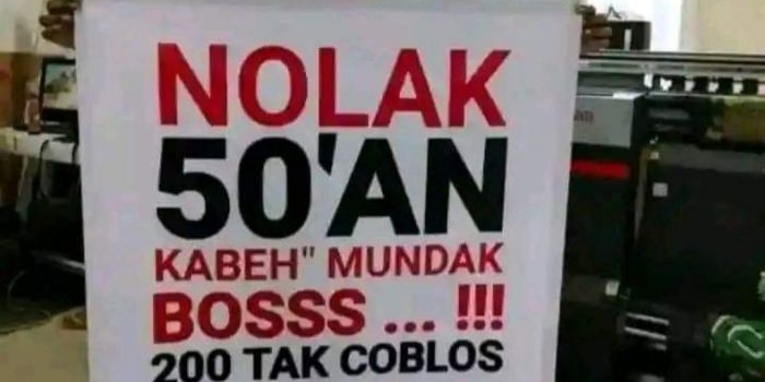 Unggahan di medsos seorang warga menenteng banner bertuliskan Nolak 50