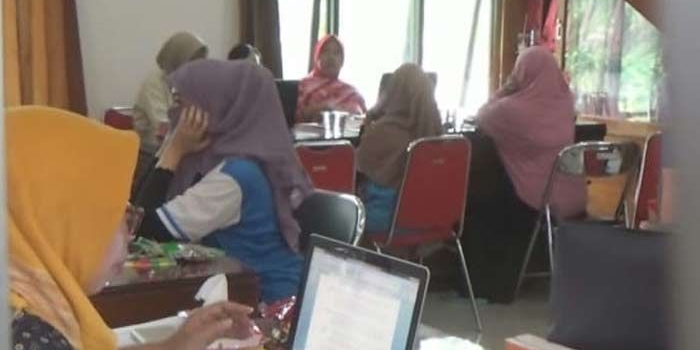 Sejumlah debitur saat dipanggil ke Kejari soal KUR Bank Jatim Cabang Jombang. foto: RONY S/ BANGSAONLINE