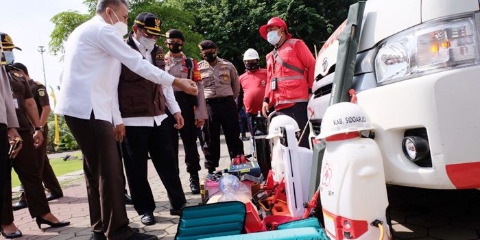 CEK: Hudiyono memeriksa peralatan penanggulangan bencana saat Apel Siaga Bencana Hidrometeorologi, Rabu (16/12). foto: ist.