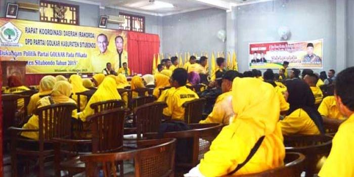 Suasana Rakorda DPD Golkar Situbondo. Tampak spanduk paslon nomor urut 2 dalam ruangan. foto: hadi prayitno/BANGSAONLINE