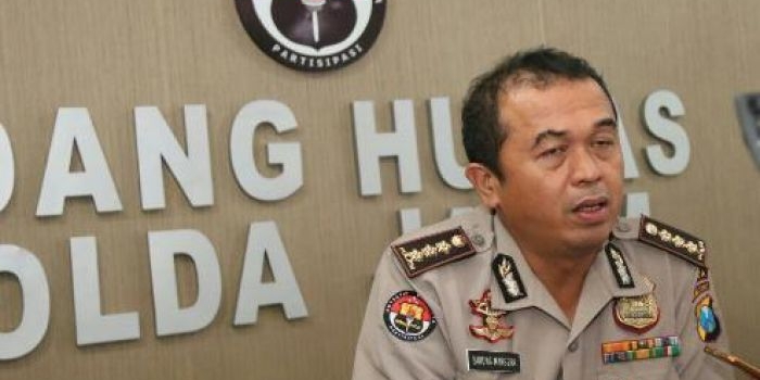 Kabid Humas Polda Jatim Kombes Pol Frans Barung Mangera saat memberikan keterangan persnya. foto: ANATASIA/BANGSAONLINE