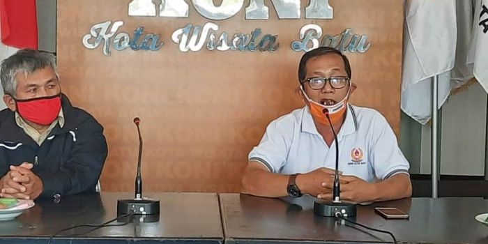 Ketua KONI Kota Batu Drs. Mahfud, saat memberikan keterangan pers, Selasa (8/9).