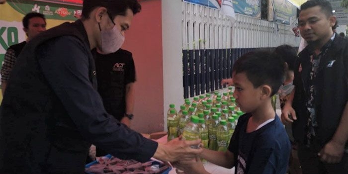 Tim dari ACT Kediri saat membagikan takjil berbuka puasa kepada masyarakat. Foto: Ist