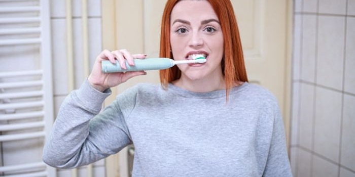 Menjaga kebersihan mulut dengan menyikat gigi dapat menyehatkan gusi. 