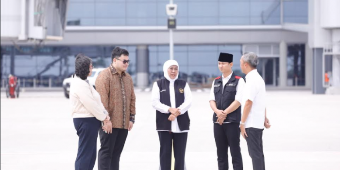 Khofifah bersama Bupati Kediri, Hanindhito Himawan saat meninjau Bandara Dhoho, Kediri