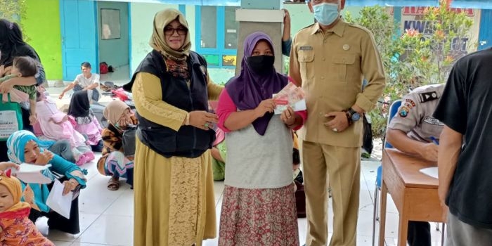 Pelaksana tugas (Plt) Bupati Nganjuk, Marhaen Djumadi, saat membagikan KKS kepada warga yang berhak.
