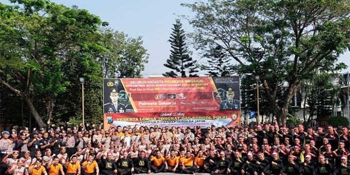 Pembukaan lomba Drill Borgol dan Tongkat Polri di Mapolresta Sidoarjo.