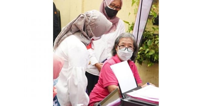 Wali Kota Mojokerto, Ika Puspitasari, saat meninjau pelaksanaan vaksinasi.